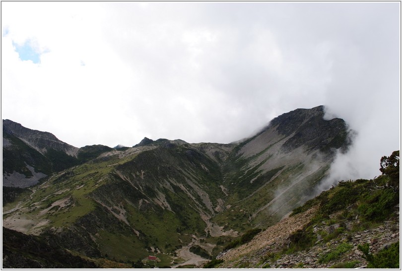 2012-07-11 14-25-37五岩峰結束看南湖上下圈谷.JPG